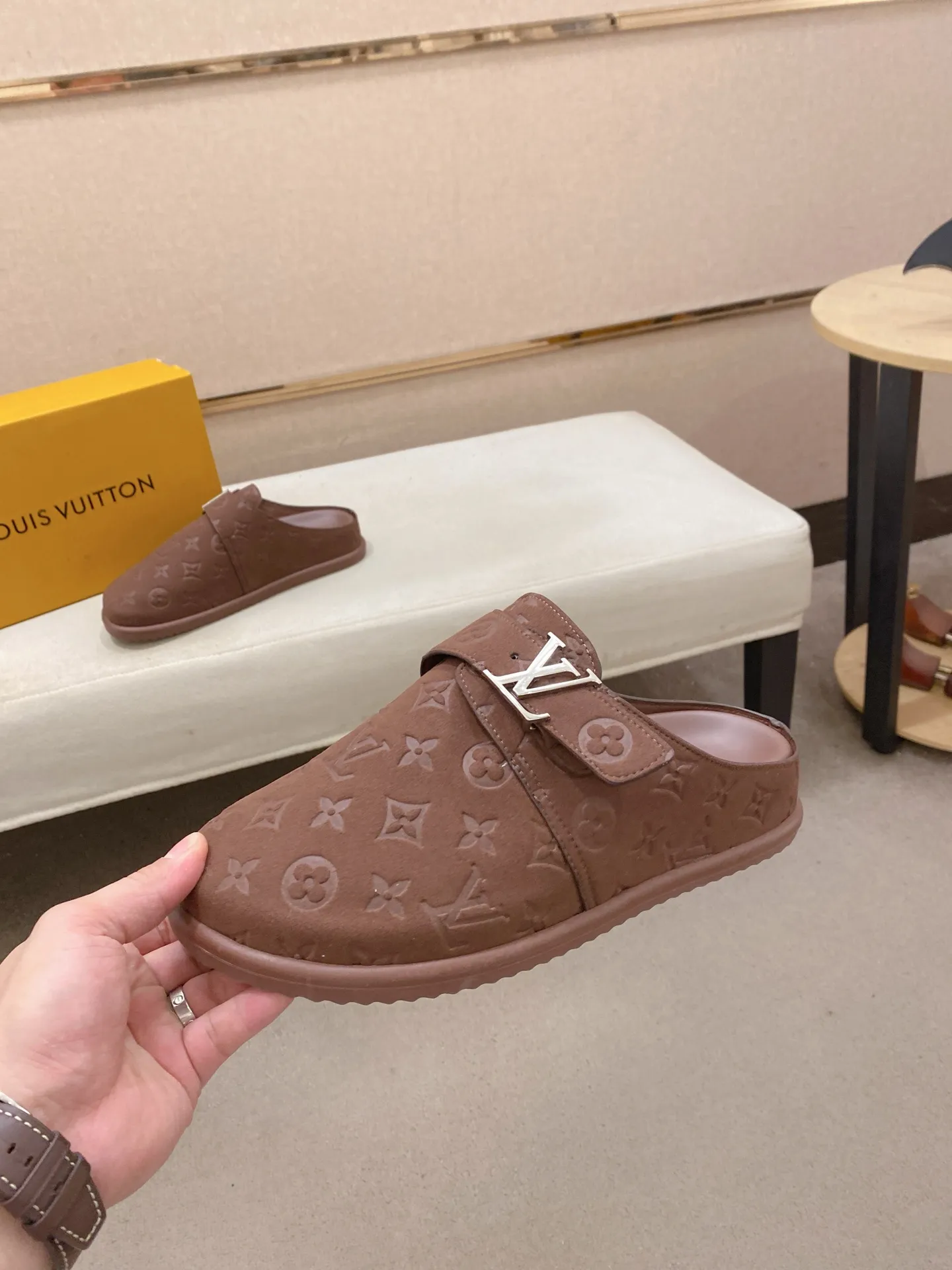 Men's shoes 💰: 360💰LV made 🔍Top purchasing agents, men's spring and summer slippers are available at the same counter. The uppers are made of Italian imported denim with logo graphics and high-quality craftsmanship. The soles are original soles specially provided by the original factory. The exclusive movable molded soles are super comfortable. Original factory follow-up products. 🔍🔍High quality. You can enter and exit the counter at will. Welcome to compare. The code number is 38-44.